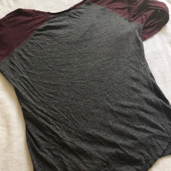 A very soft burgundy and gray midsleeve T-shirt - Picture 2 of 2